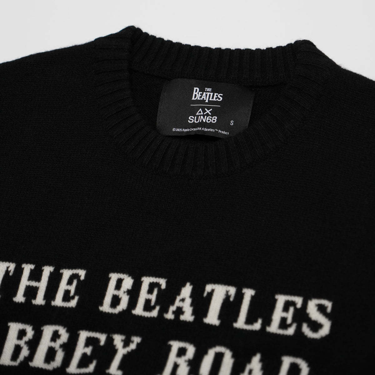 Maglione Girocollo SUN68 x The Beatles K46616 11 Nero Sweater Oversize Warm Wool Abbey Road con Lettering a Contrasto