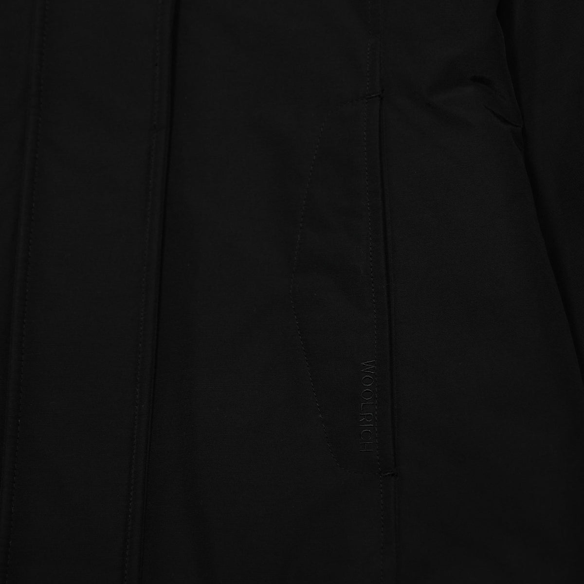 Parka Woolrich Boulder Nero con Cappuccio e Interno in Pelliccia Sintetica