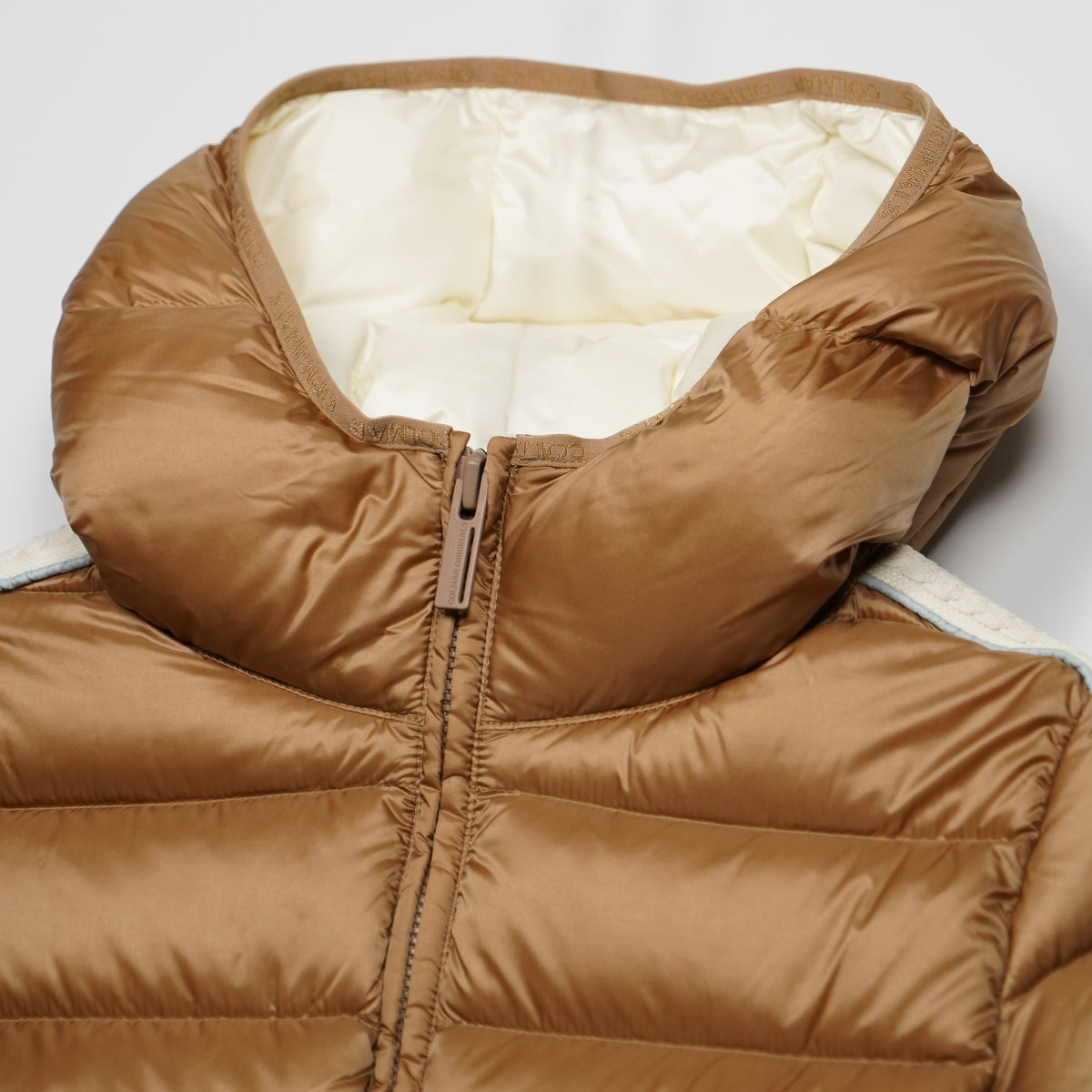 Piumino Colmar Originals Heritage 2222 3JQ 636 Beige Marrakech e Bianco Panna con Cappuccio, Bande Laterali a Contrasto e Imbottitura in Piuma Naturale