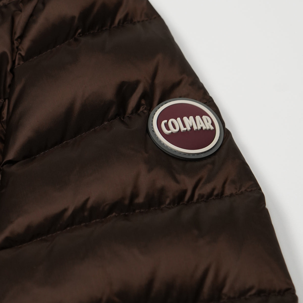 Piumino Colmar Originals 2229 2YO 790 Black Coffee Marrone Scuro Sciancrato con Collo Alto, Trapuntatura Obliqua e Imbottitura in Piuma Naturale