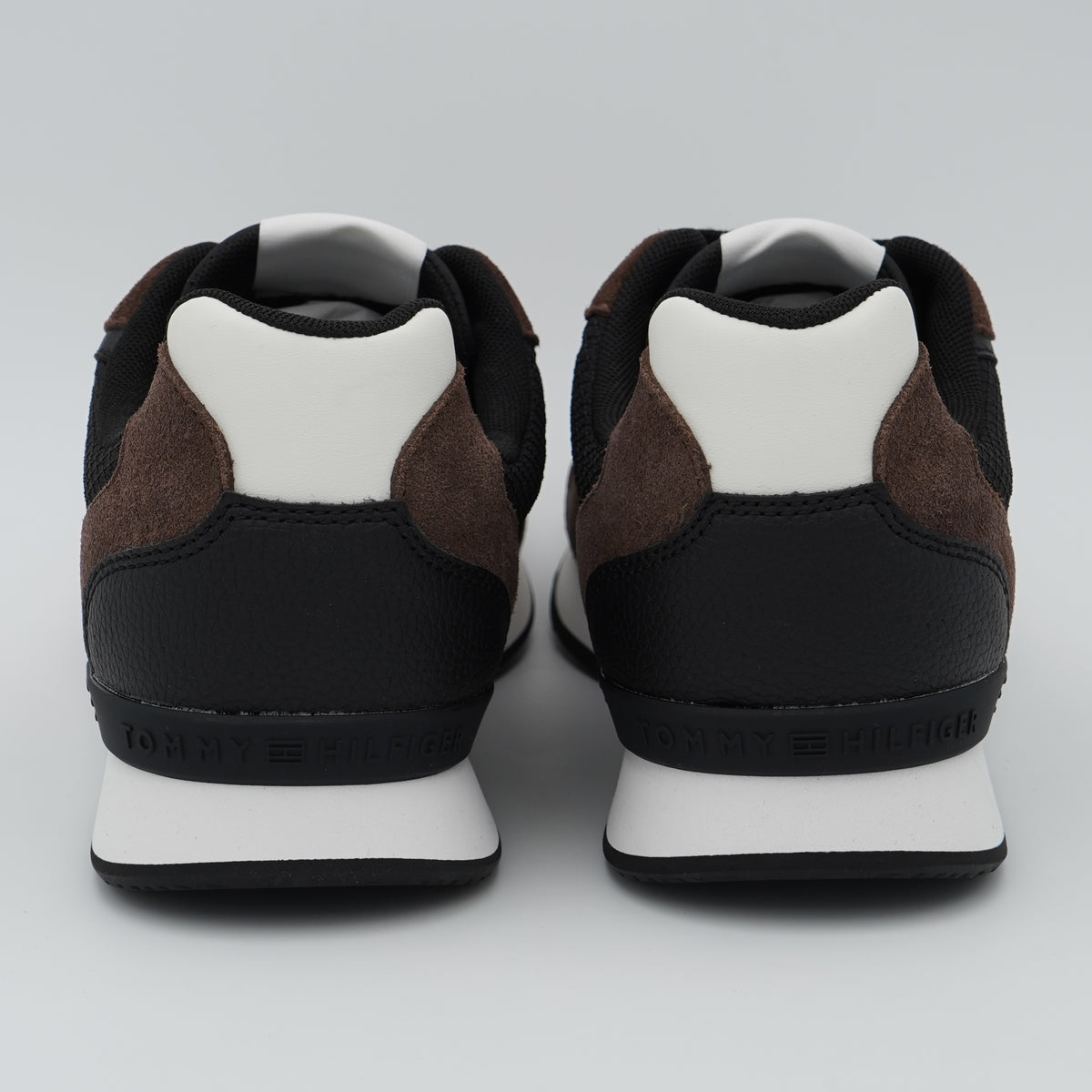 Sneakers Tommy Hilfiger Core Mix Runner FM0FM06001 GV0 Legacy Marrone e Nero con Inserti in Mesh, Suola EVA e Logo Metallizzato