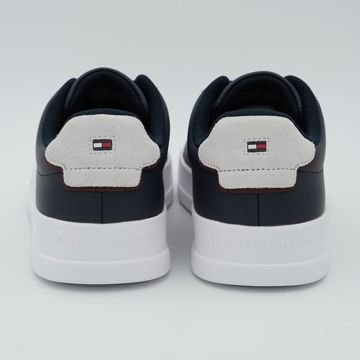 Sneakers Tommy Hilfiger TH Court LTH Detail ESS FM0FM05367 DW5 Blu Navy in Pelle con Suola Bianca e Dettaglio Tallone a Contrasto