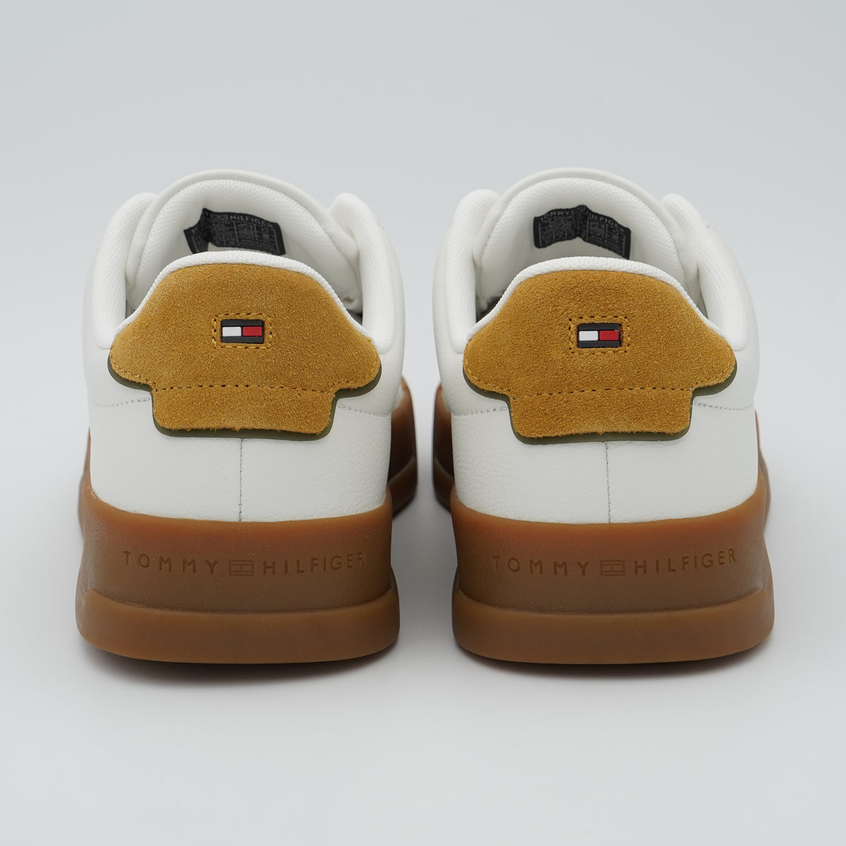Sneakers Tommy Hilfiger TH Court LTH Detail ESS FM0FM05367 0K9 Bianco in Pelle con Suola Bianca e Dettaglio Tallone a Contrasto