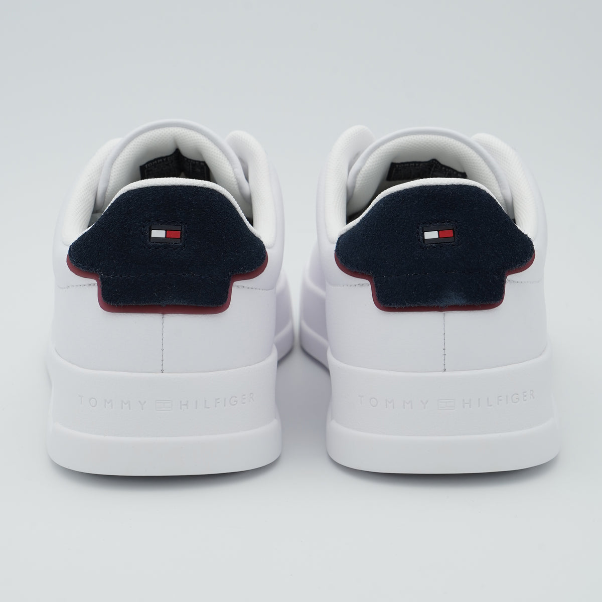 Sneakers Tommy Hilfiger TH Court LTH Detail ESS FM0FM05367 0LD Bianco in Pelle con Suola Bianca e Dettaglio Tallone a Contrasto
