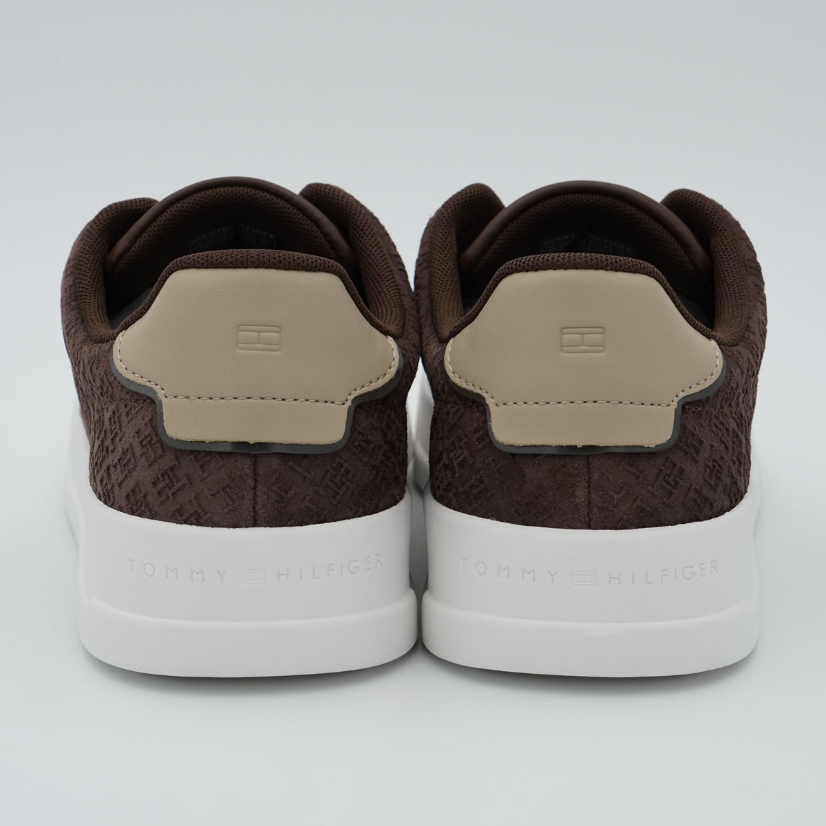 Sneakers Tommy Hilfiger TH Court LTH Mix Monogram FM0FM06082 GT6 Marrone in Pelle Scamosciata con Monogramma e Suola Bianca