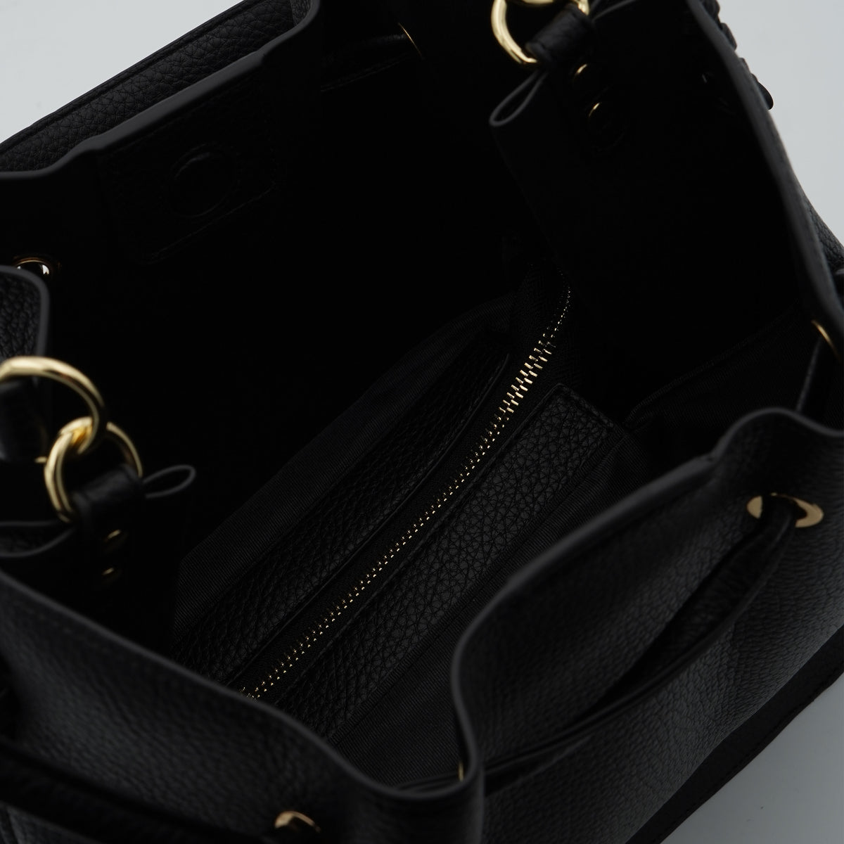 Borsa Hobo Ermanno Firenze by Ermanno Scervino Benedetta 12402198 Nera con Manico a Spalla, Dettagli Oro e Logo Frontale
