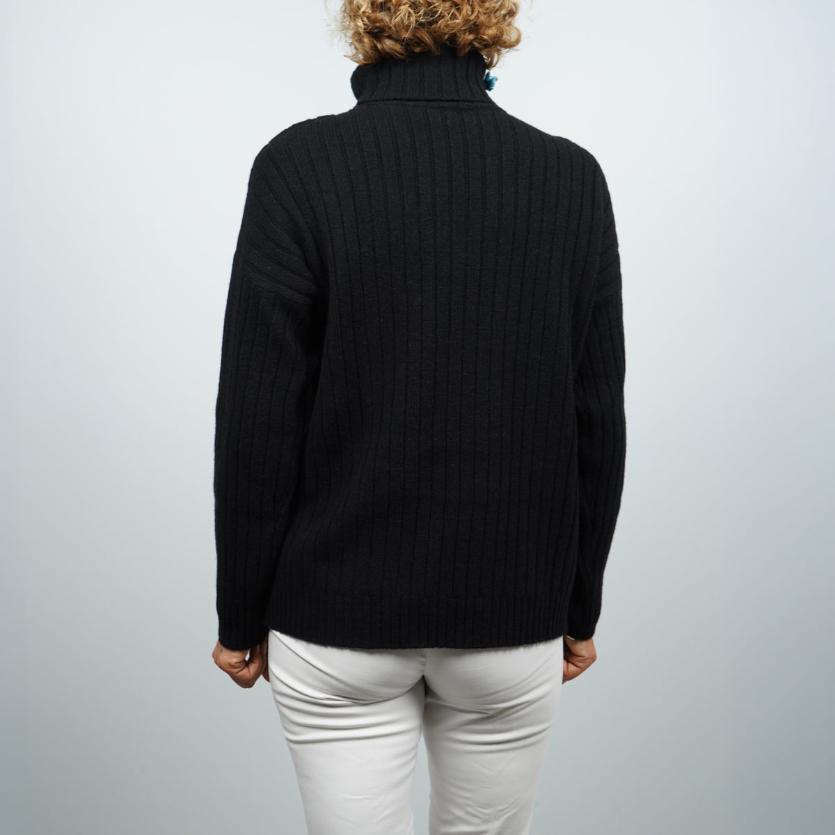 Maglione Dolcevita a Coste Kangra 4622-00185 Nero con Design Asimmetrico