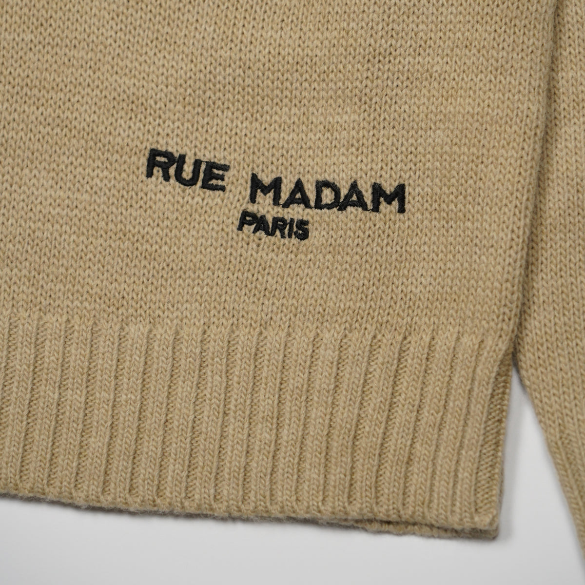 Dolcevita Rue Madam Paris Marvin Love Turtleneck 1613 Beige in Misto Lana con Orsetto Marvin Ricamato e Logo