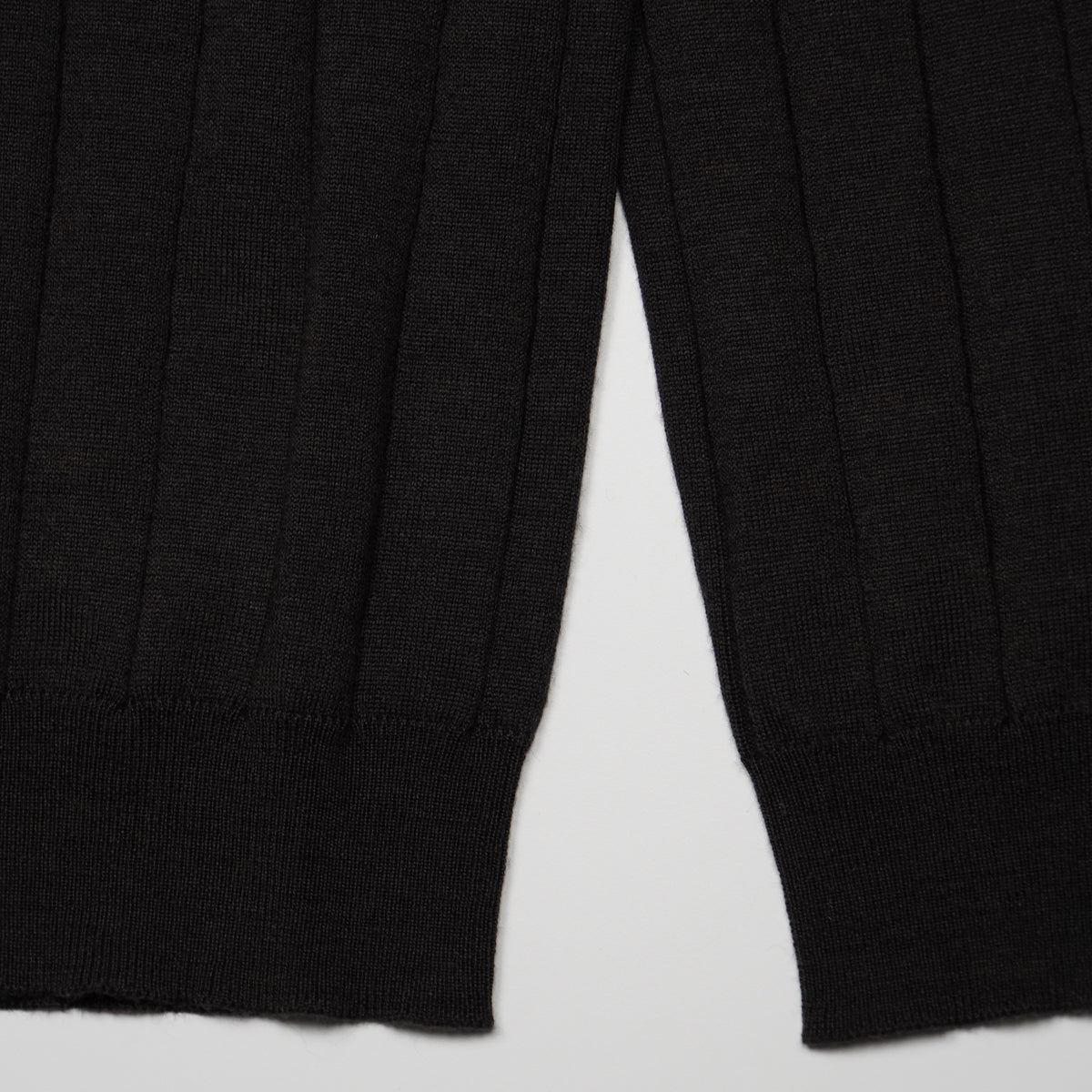 Maglione Girocollo a Coste Kangra W7K4006-00146 Nero in Lana Merino Extrafine
