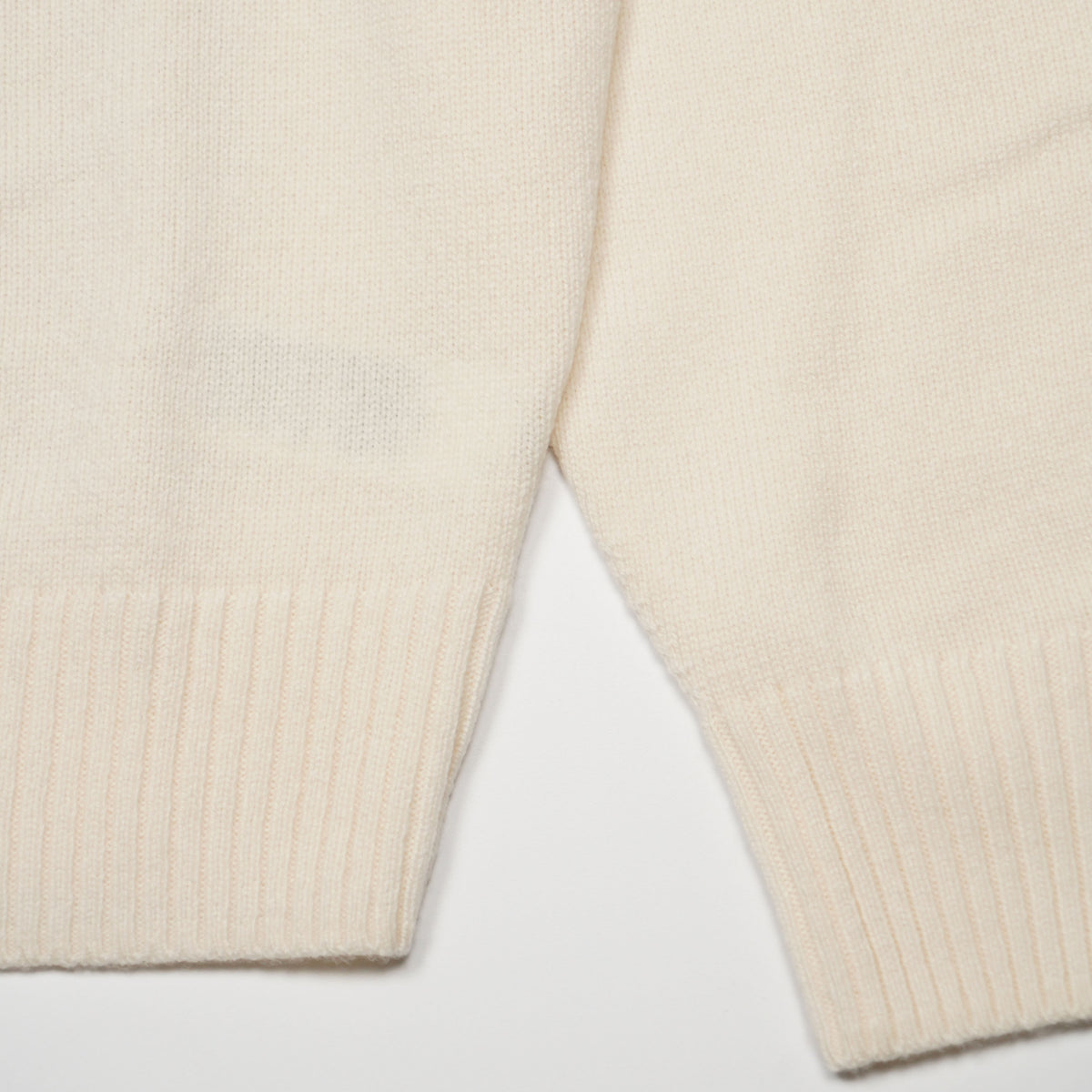 Maglione Girocollo Lacoste AH2916 XFJ Bianco Panna in 100% Lana Cardata Classic Fit con Coccodrillo Ricamato