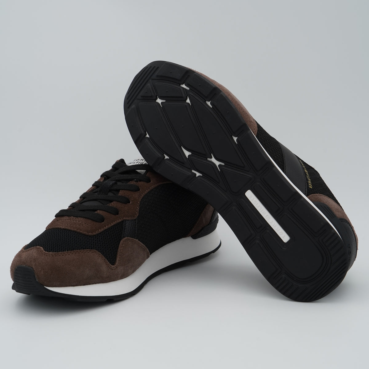 Sneakers Tommy Hilfiger Core Mix Runner FM0FM06001 GV0 Legacy Marrone e Nero con Inserti in Mesh, Suola EVA e Logo Metallizzato