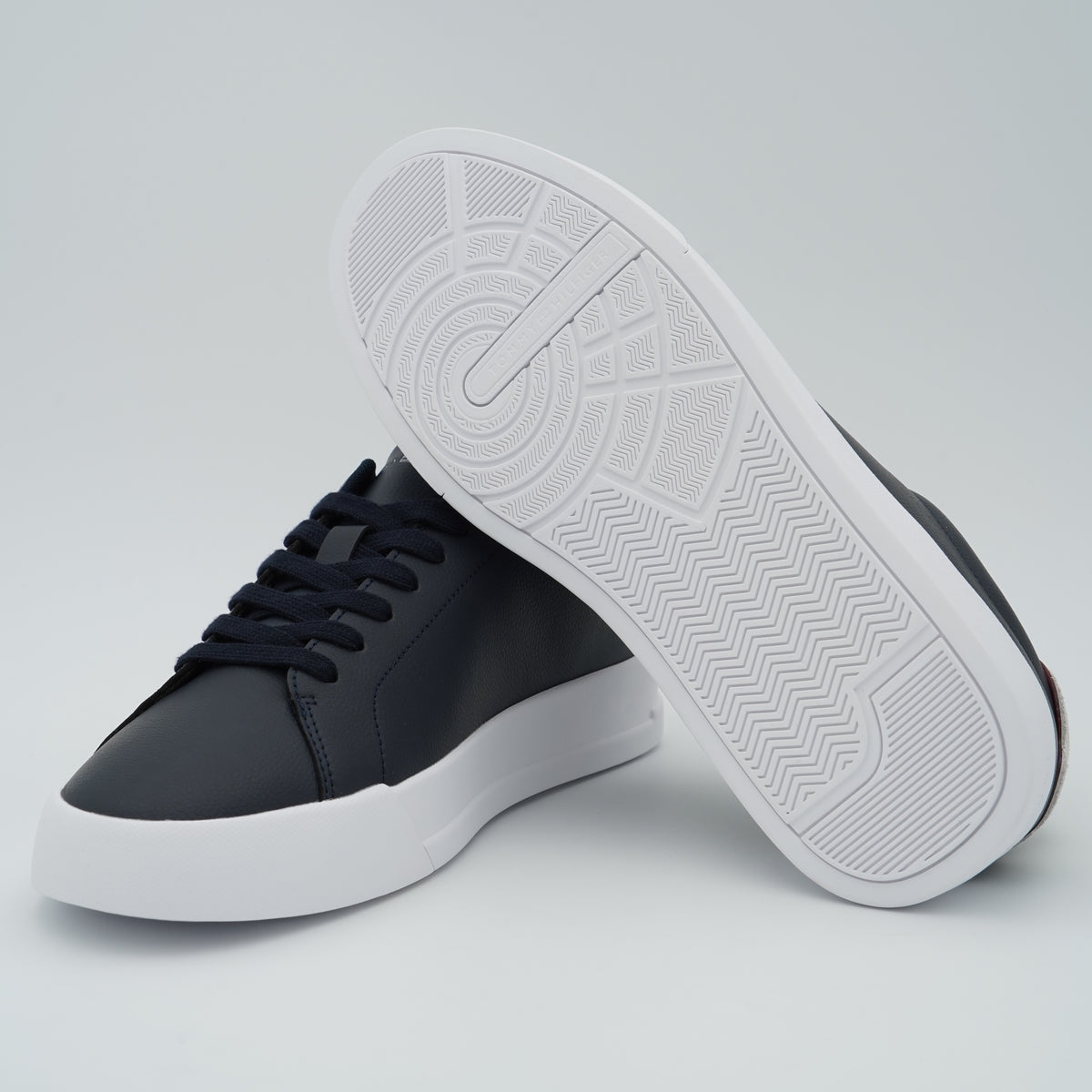 Sneakers Tommy Hilfiger TH Court LTH Detail ESS FM0FM05367 DW5 Blu Navy in Pelle con Suola Bianca e Dettaglio Tallone a Contrasto