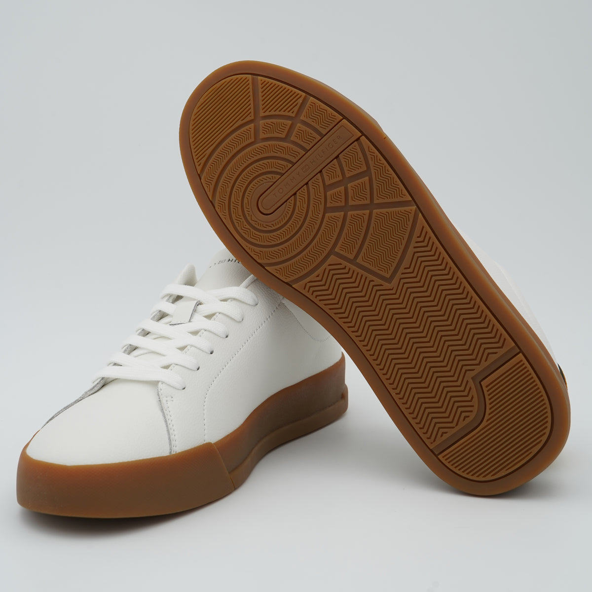 Sneakers Tommy Hilfiger TH Court LTH Detail ESS FM0FM05367 0K9 Bianco in Pelle con Suola Bianca e Dettaglio Tallone a Contrasto