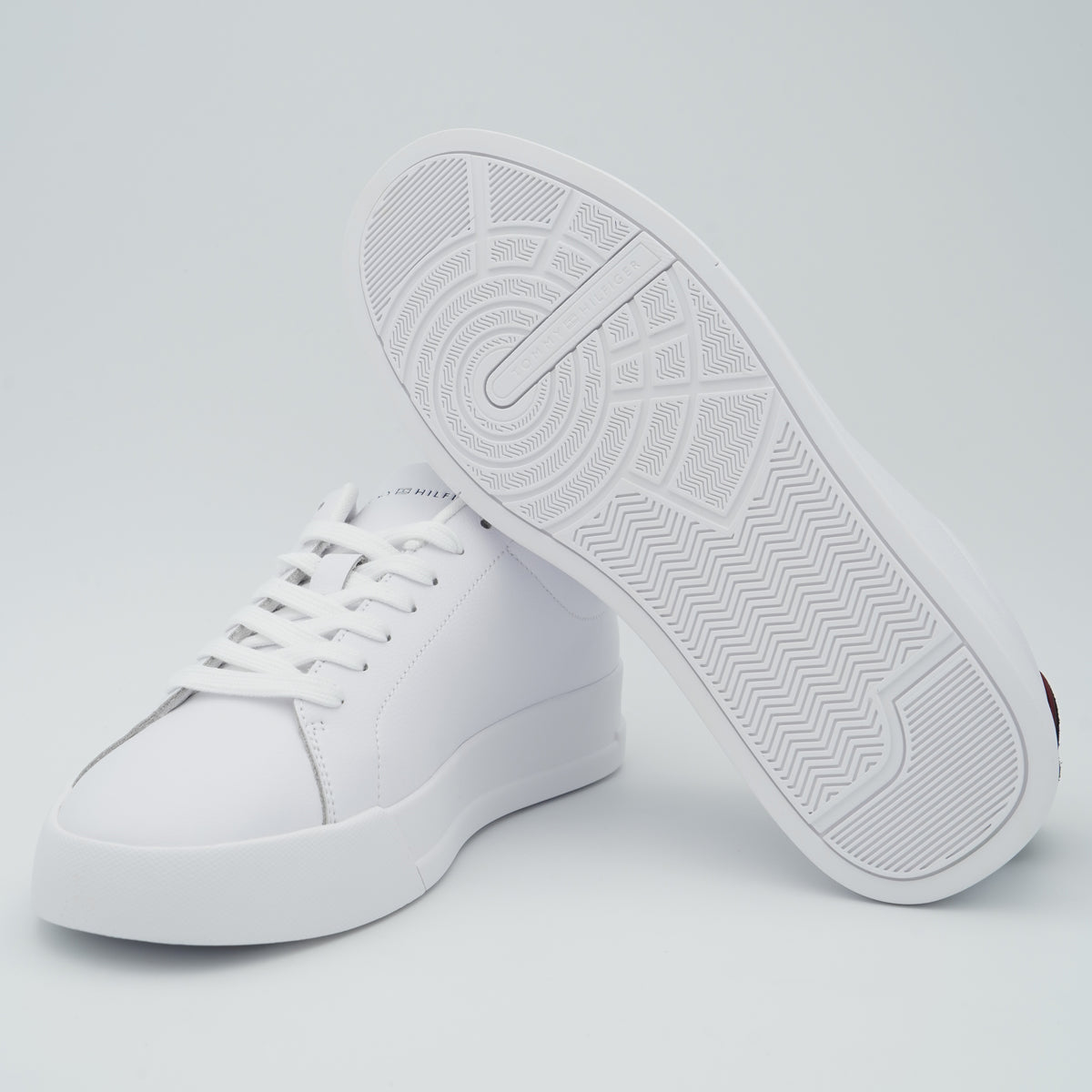 Sneakers Tommy Hilfiger TH Court LTH Detail ESS FM0FM05367 0LD Bianco in Pelle con Suola Bianca e Dettaglio Tallone a Contrasto