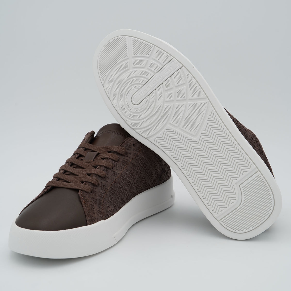 Sneakers Tommy Hilfiger TH Court LTH Mix Monogram FM0FM06082 GT6 Marrone in Pelle Scamosciata con Monogramma e Suola Bianca