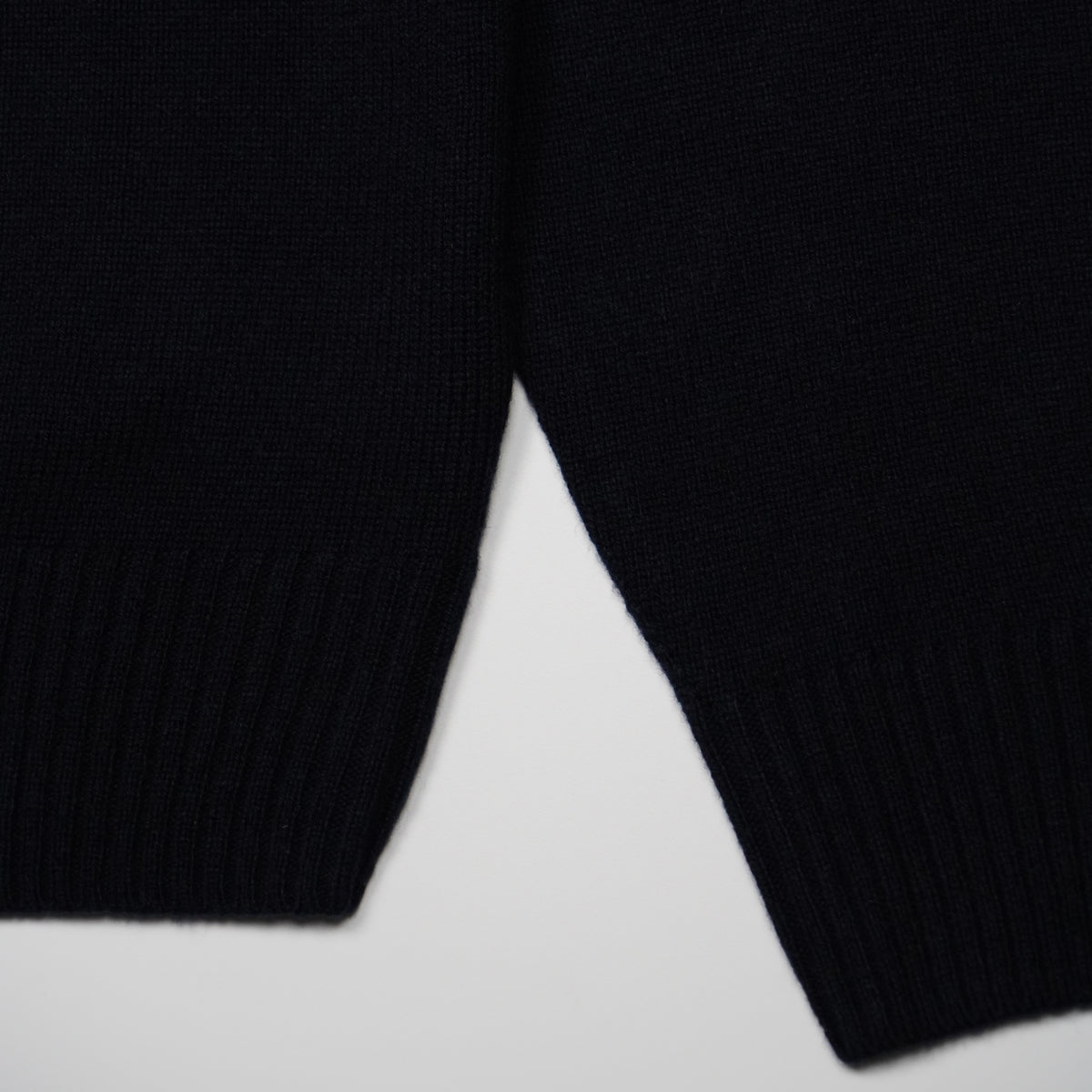 Maglione Girocollo Lacoste AH2916 166 Blu Notte in 100% Lana Cardata Classic Fit con Coccodrillo Ricamato