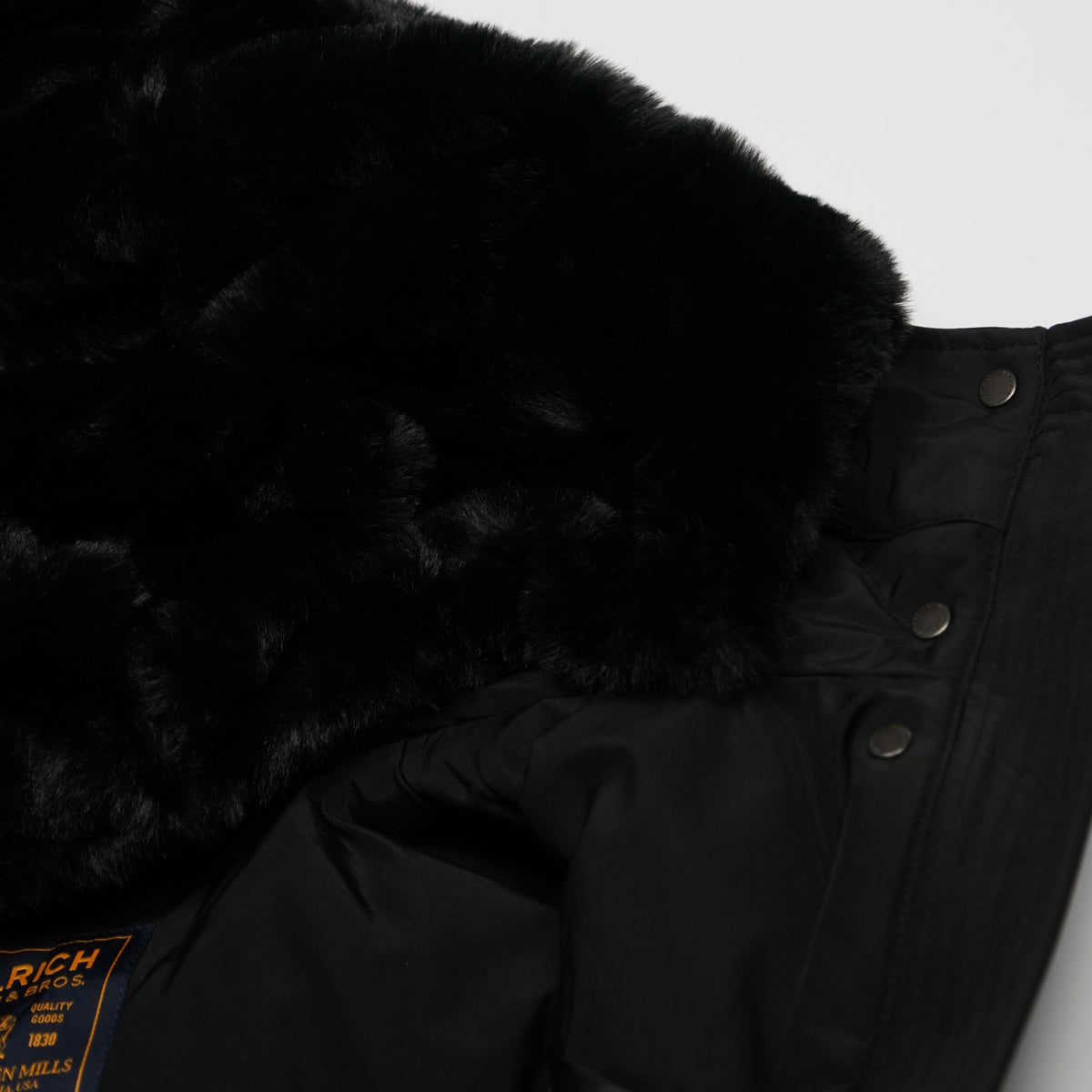 Parka Woolrich Boulder Nero con Cappuccio e Interno in Pelliccia Sintetica