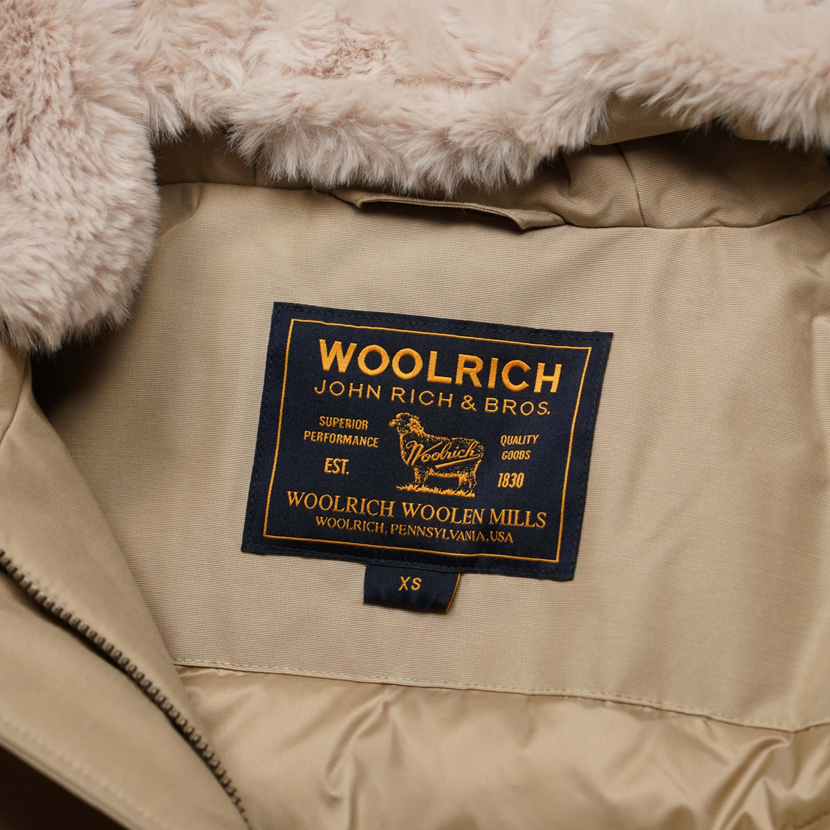 Parka Woolrich Boulder Beige con Cappuccio e Interno in Pelliccia Sintetica