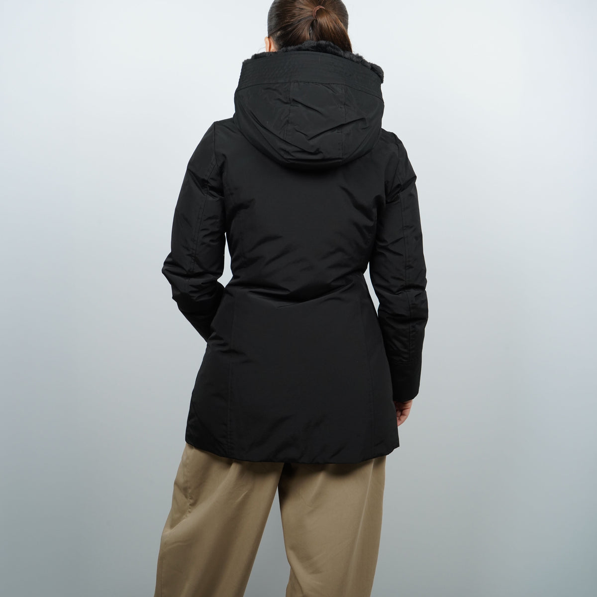 Parka Woolrich Boulder Nero con Cappuccio e Interno in Pelliccia Sintetica