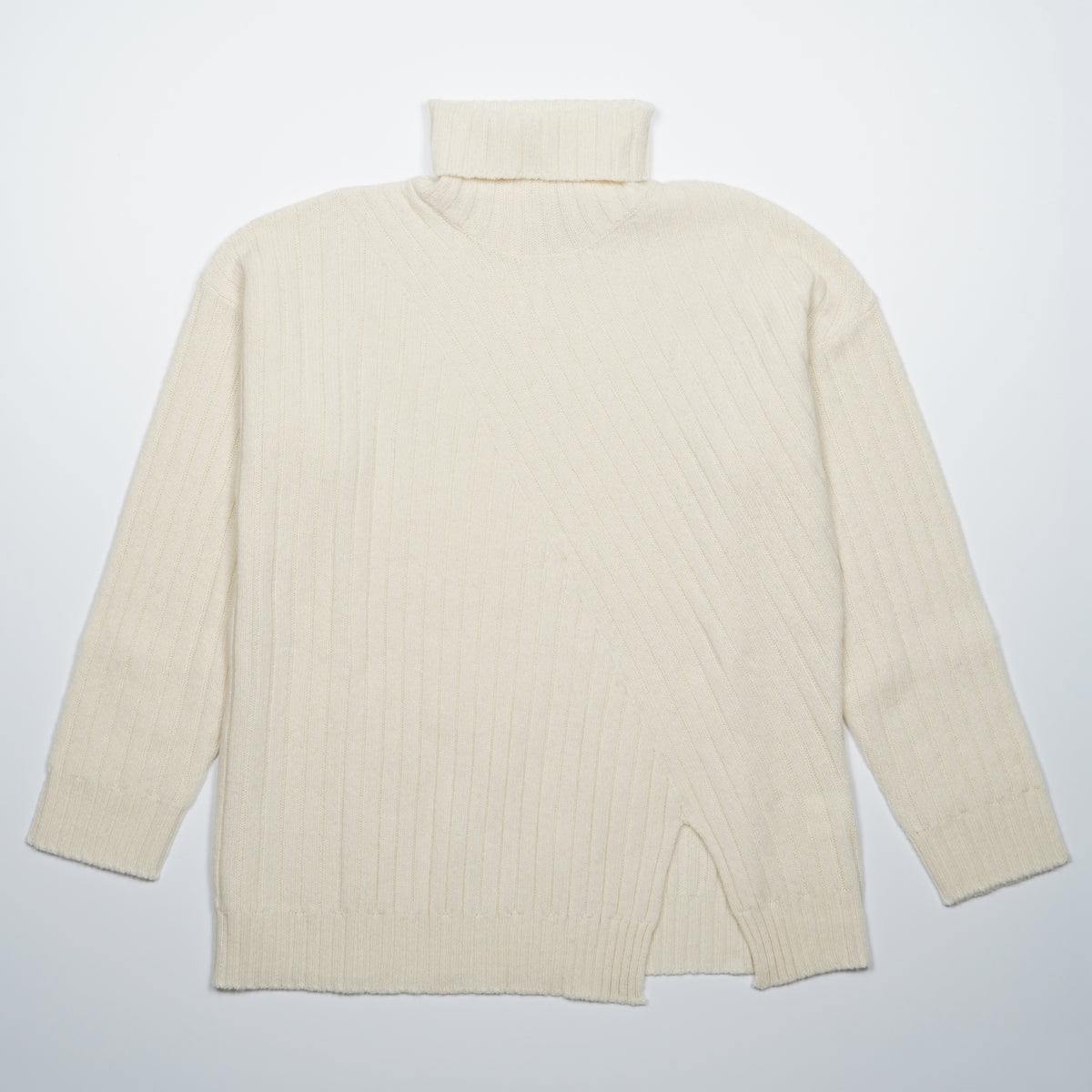 Maglione Dolcevita a Coste Kangra 4622-00170 Bianco Panna con Design Asimmetrico
