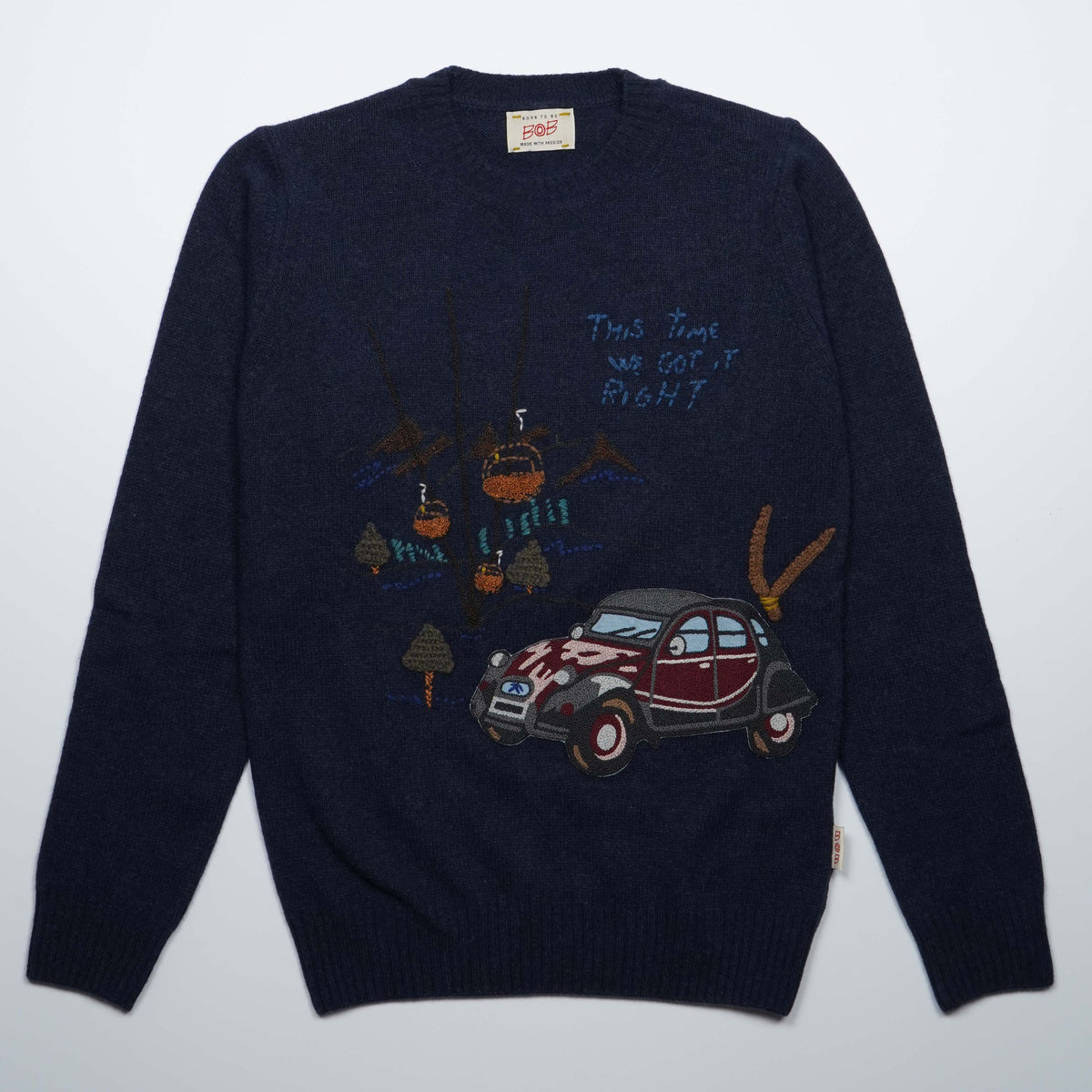 Maglione Girocollo BOB Scott R00639 Blu Navy con Ricamo Automobile Vintage, Funivia e Paesaggio di Montagna