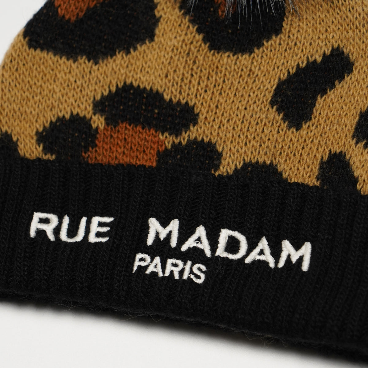 Berretto Rue Madam Paris Leopard Beanie 1601 Leopard in Misto Lana Jacquard Animalier con Risvolto Logo e Pompon in Ecopelliccia