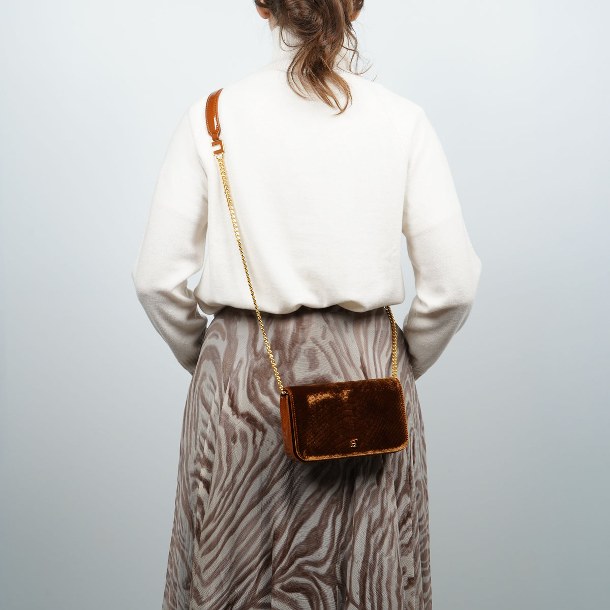 Borsa a Tracolla Elisabetta Franchi BS20A67E2 Ambra Effetto Velluto con Dettagli Oro