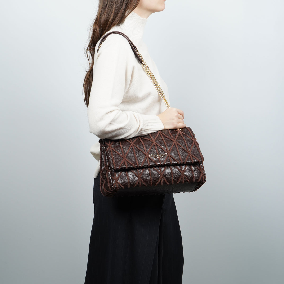 Borsa Ermanno Firenze by Ermanno Scervino Belen Flap Bag 12402280 Marrone Scuro con Patta, Trama Geometrica e Catena Dorata