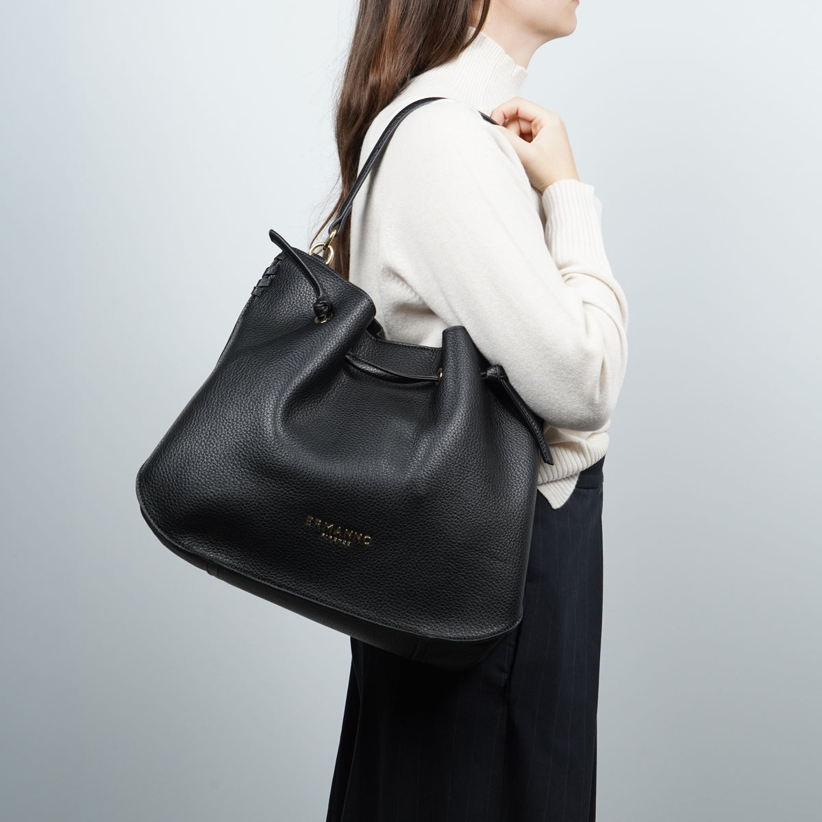 Borsa Hobo Ermanno Firenze by Ermanno Scervino Benedetta 12402198 Nera con Manico a Spalla, Dettagli Oro e Logo Frontale