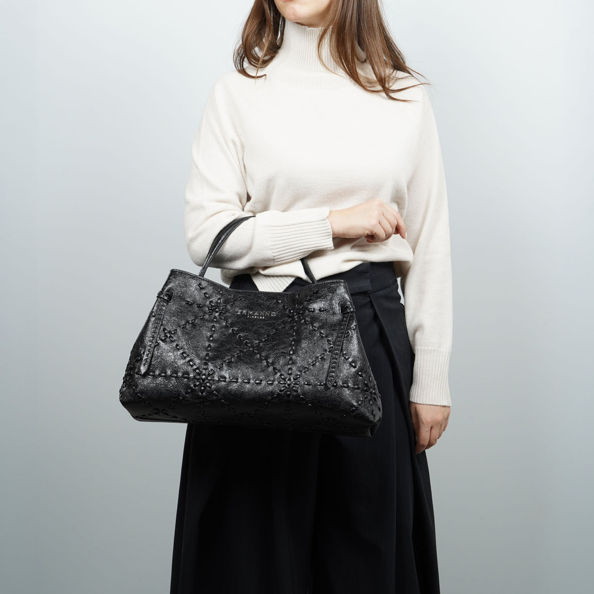 Borsa Ermanno Firenze by Ermanno Scervino Large Tote Brie 12402240 Nera con Ricamo Floreale Tono su Tono, Doppio Manico e Logo
