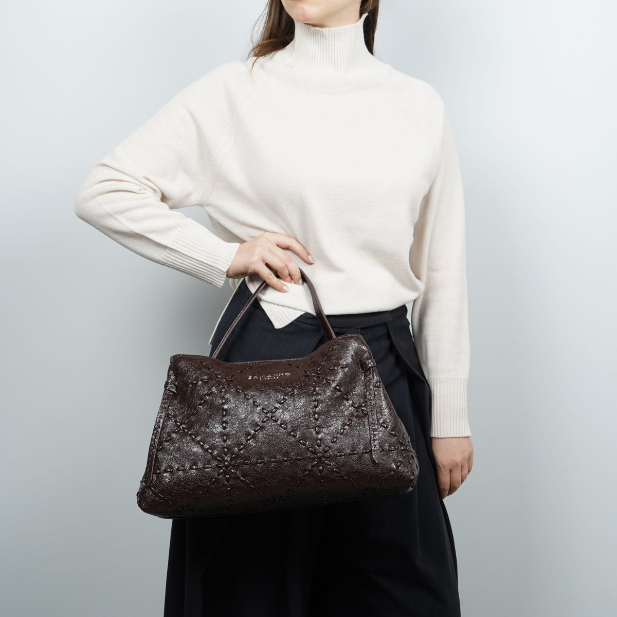 Borsa Ermanno Firenze by Ermanno Scervino Large Tote Brie 12402240 Marrone Scuro con Ricamo Floreale Tono su Tono, Doppio Manico e Logo