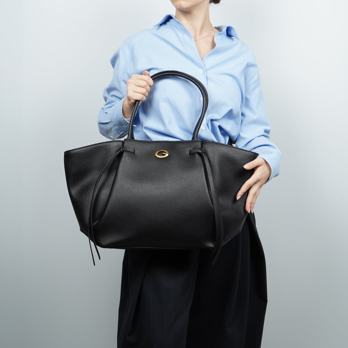 Borsa Shopper Guess Allegra HWBG2237230 Black Nera in Similpelle con Doppi Manici e Logo G Dorato