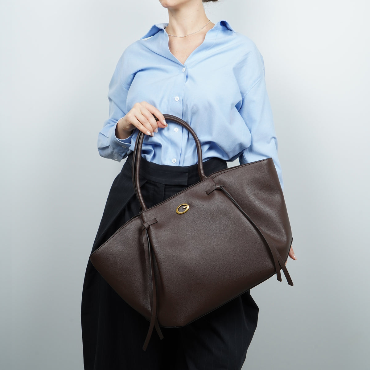 Borsa Shopper Guess Allegra HWBG2237230 Brown Marrone Scuro in Similpelle con Doppi Manici e Logo G Dorato