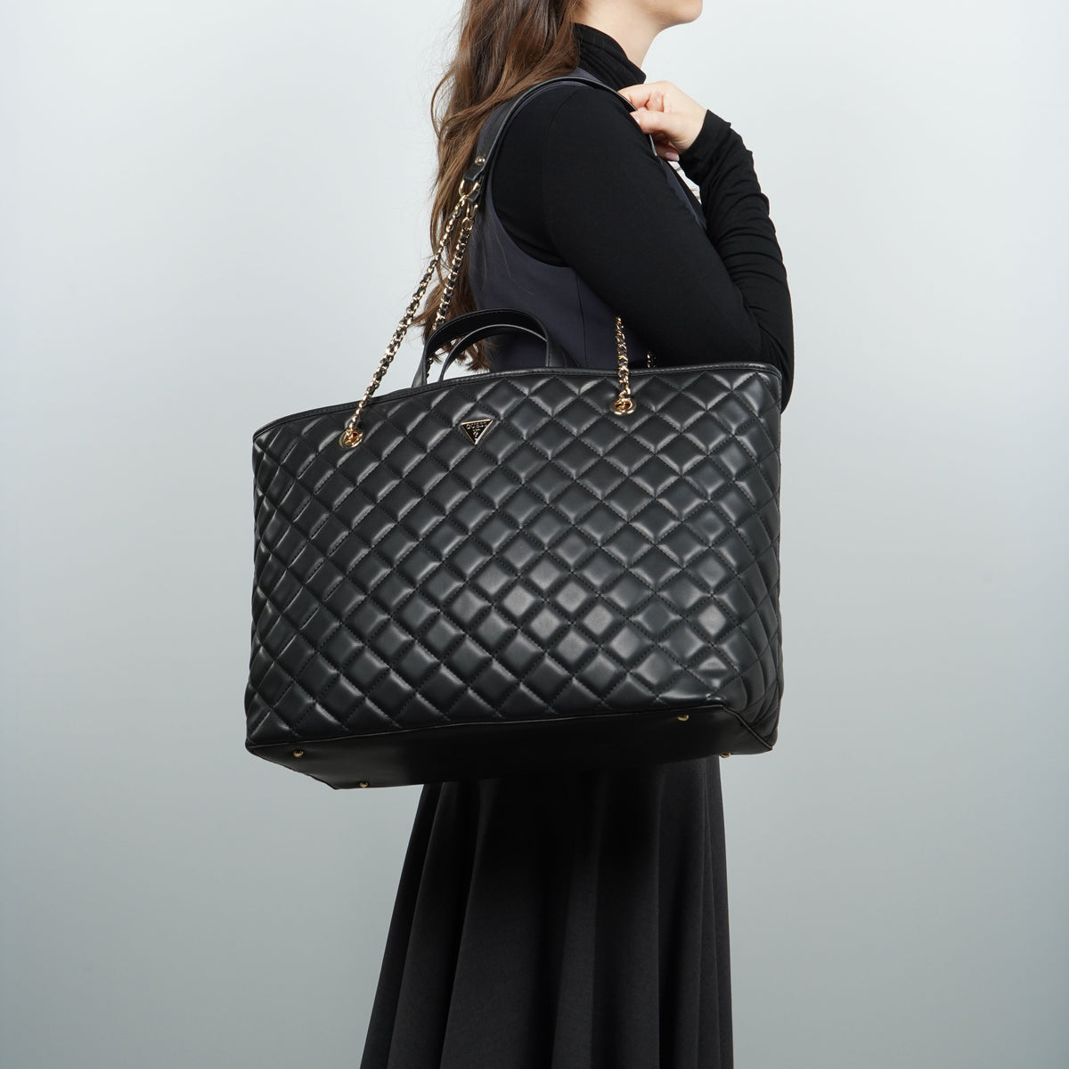 Borsa Shopper Guess Juliet HWQG2456290 Black Nera Matelassé con Manici a Catena Dorata