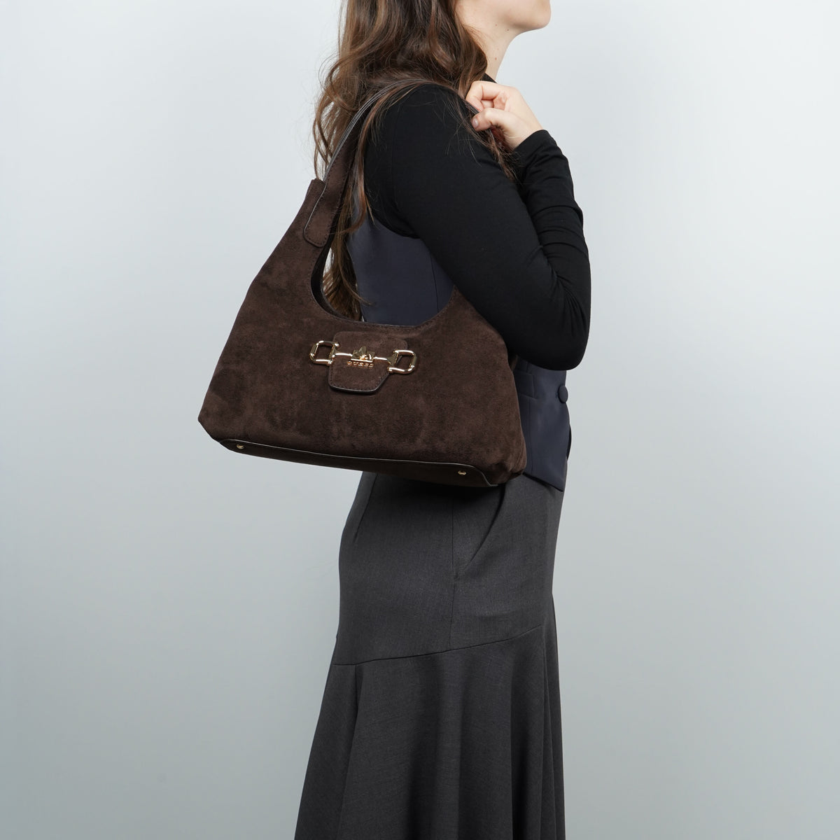 Borsa a Spalla Guess Sunset Small Hobo HWSG2314010 Espresso Marrone Scuro Effetto Camoscio con Dettaglio Dorato