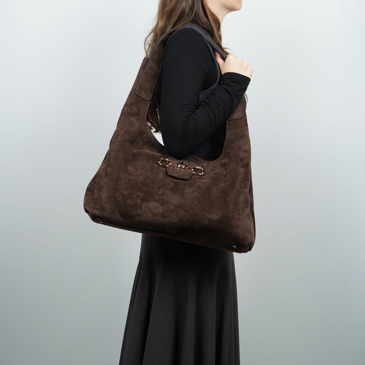 Borsa a Spalla Guess Sunset Maxi Hobo HWSG2314020 Espresso Marrone Scuro Effetto Camoscio con Morsetto Dorato