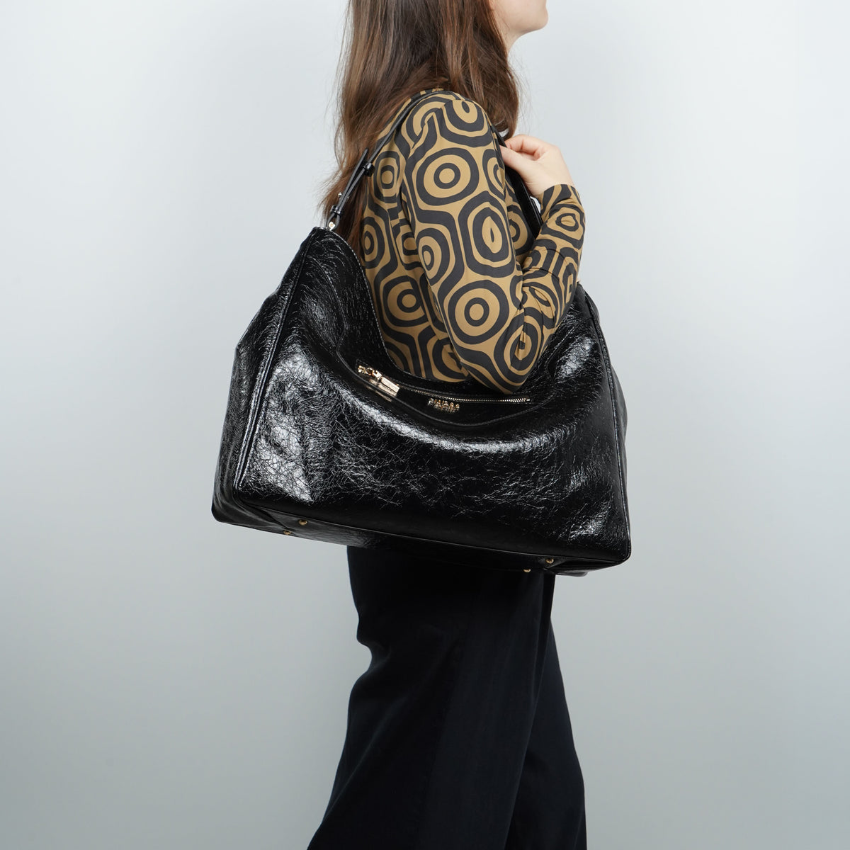 Borsa a Spalla Guess Antonia Large Hobo HWTG2183020 Black Nera Effetto Craquelé con Zip Frontale e Dettagli Dorati