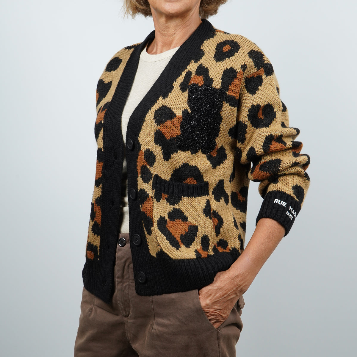 Cardigan Rue Madam Paris Leopard Cardigan 1602 Maculato Beige Nero e Ruggine in Misto Lana con Scollo a V, Tasche e Ricamo Marvin