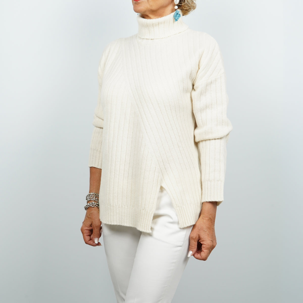 Maglione Dolcevita a Coste Kangra 4622-00170 Bianco Panna con Design Asimmetrico
