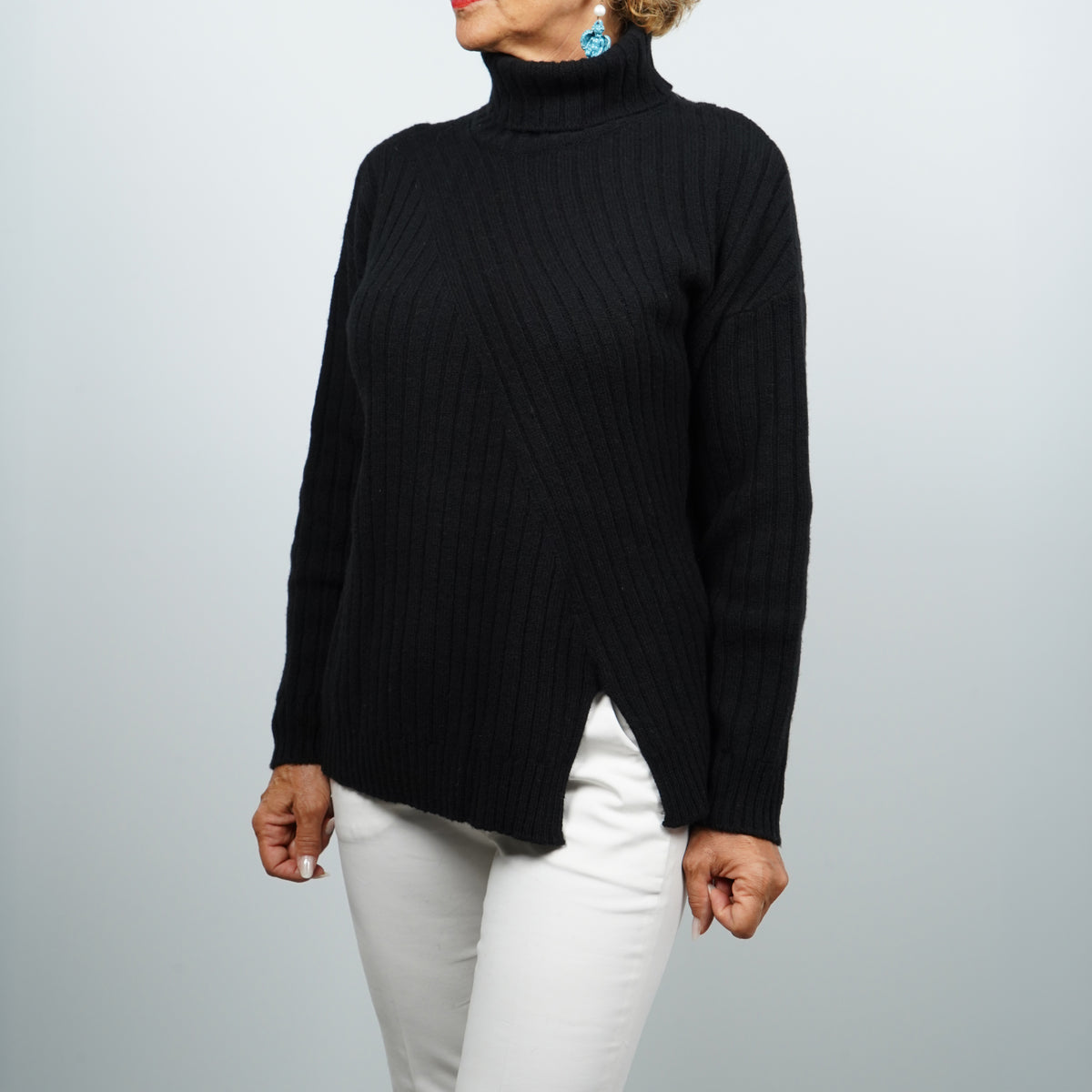 Maglione Dolcevita a Coste Kangra 4622-00185 Nero con Design Asimmetrico