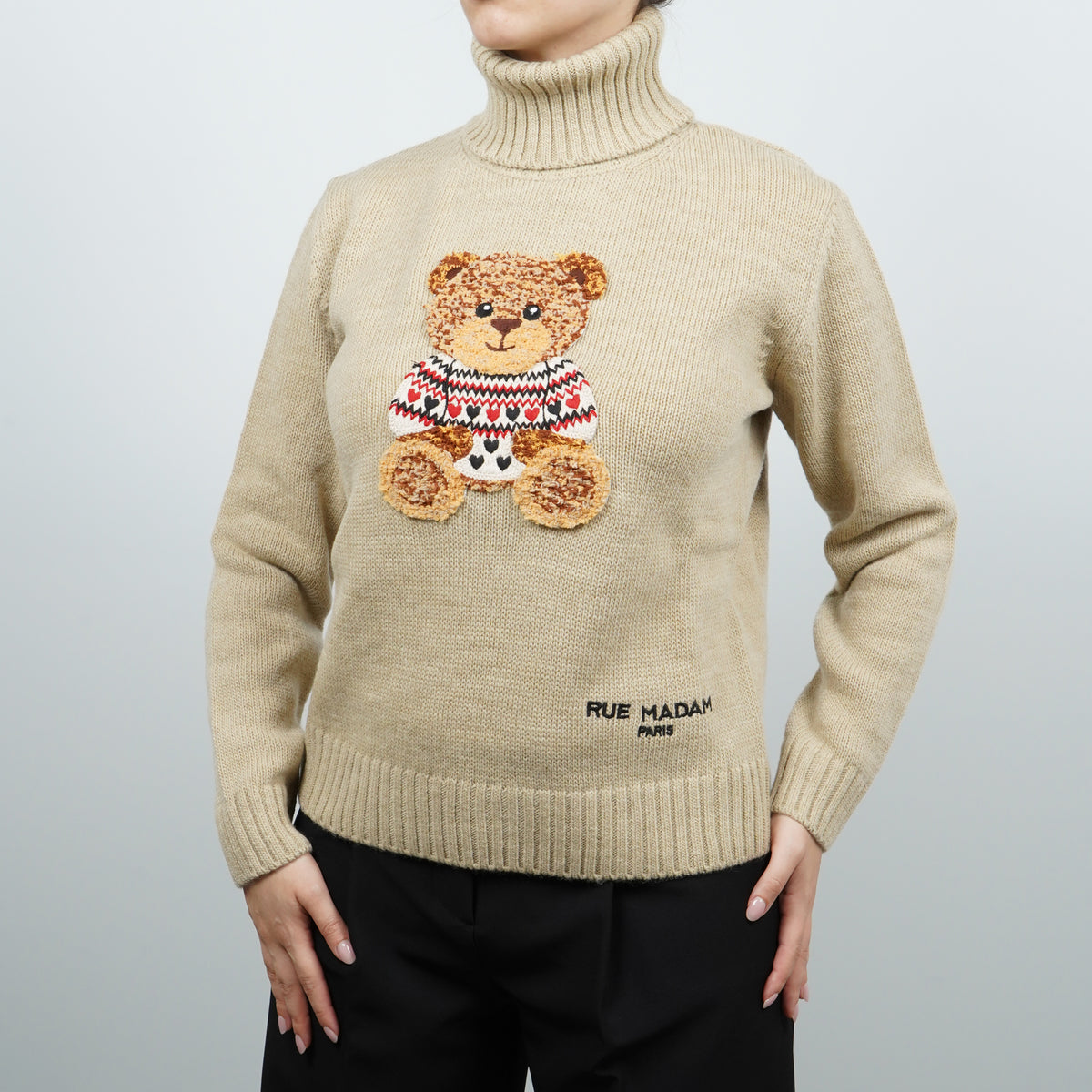 Dolcevita Rue Madam Paris Marvin Love Turtleneck 1613 Beige in Misto Lana con Orsetto Marvin Ricamato e Logo