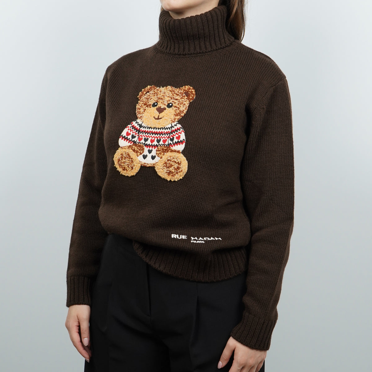 Dolcevita Rue Madam Paris Marvin Love Turtleneck 1613 Marrone in Misto Lana con Orsetto Marvin Ricamato e Logo