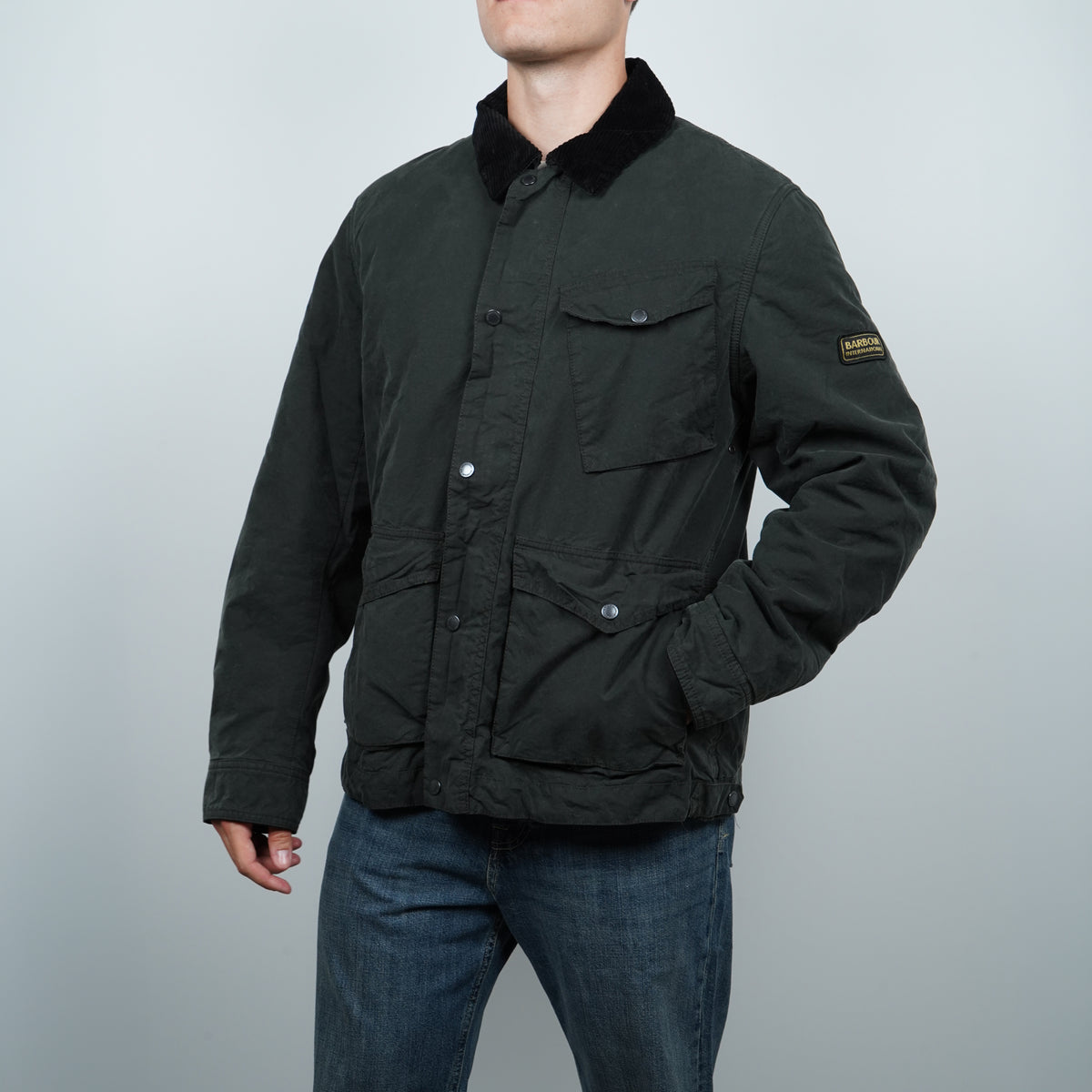 Giubbotto Barbour International Winter Drifter Washed Wax MWX2600 SG51 Sage Verde Salvia Scuro in Cotone Cerato con Colletto in Velluto e Fodera Trapuntata