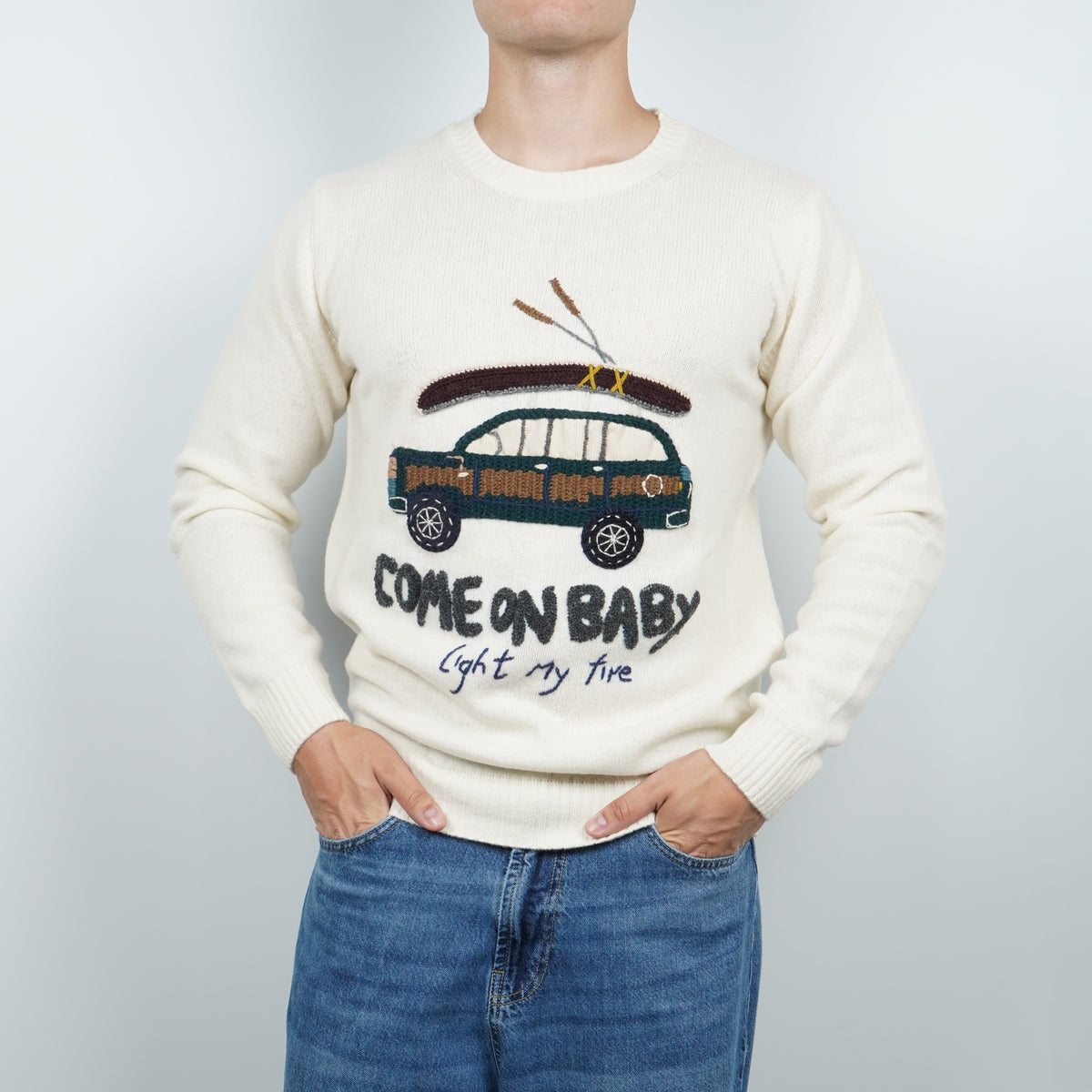 Maglione Girocollo BOB Scott R00636 Latte in Misto Lana con Ricamo Auto e Canoa “Come On Baby”