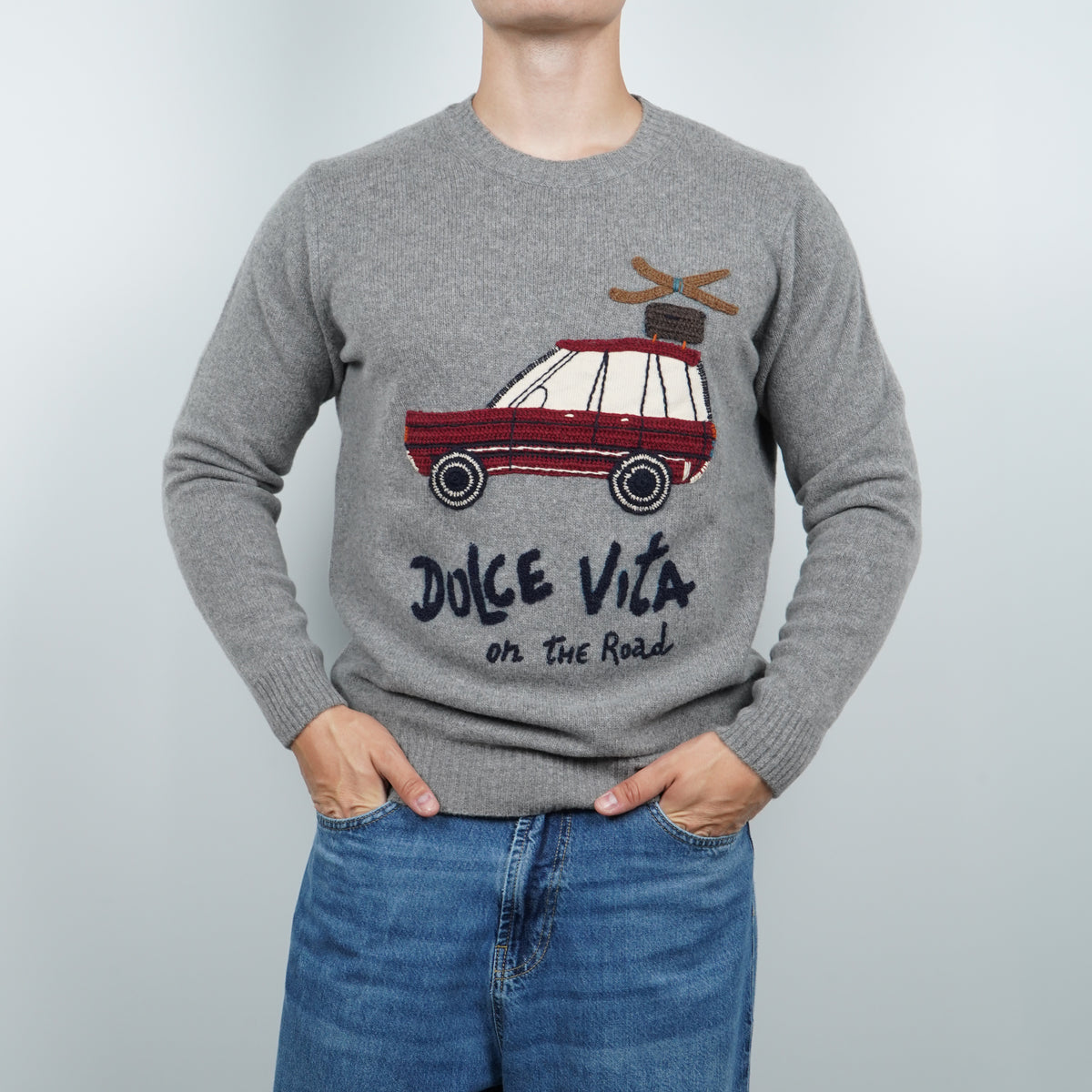 Maglione Girocollo BOB Scott R00638 Grigio Argento in Misto Lana con Ricamo Auto "Dolce Vita on the Road"