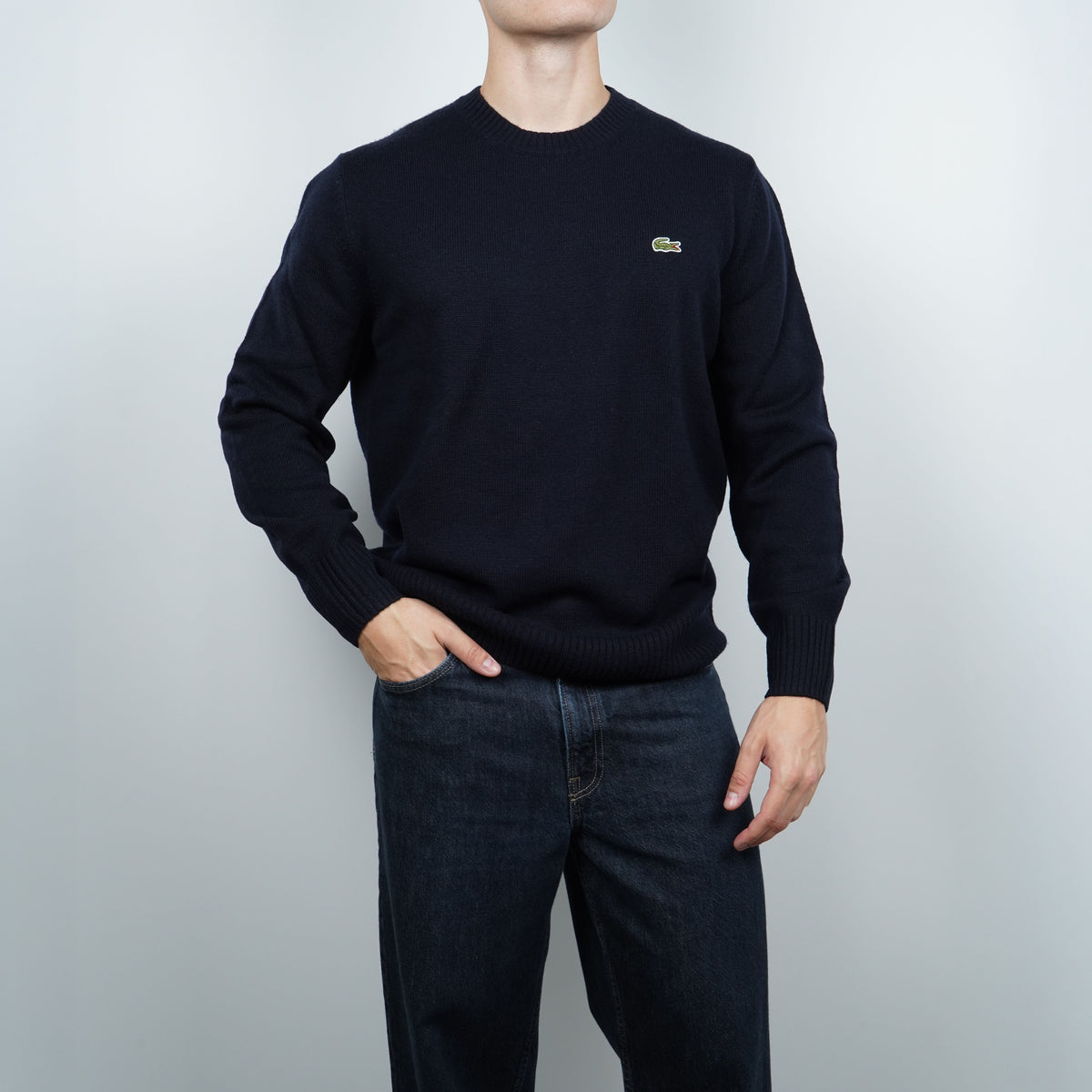 Maglione Girocollo Lacoste AH2916 166 Blu Notte in 100% Lana Cardata Classic Fit con Coccodrillo Ricamato