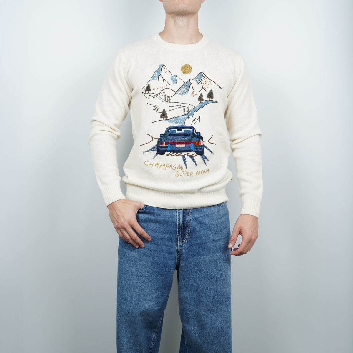 Maglione Girocollo BOB Scott R00637 Latte in Misto Lana con Ricamo Auto e Paesaggio di Montagna