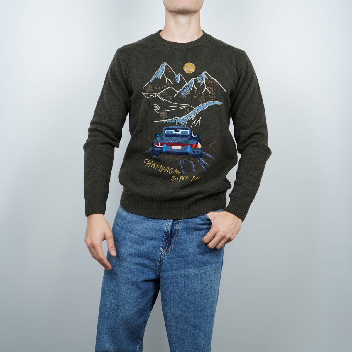 Maglione Girocollo BOB Scott R00637 Verde Militare in Misto Lana con Ricamo Auto e Paesaggio di Montagna