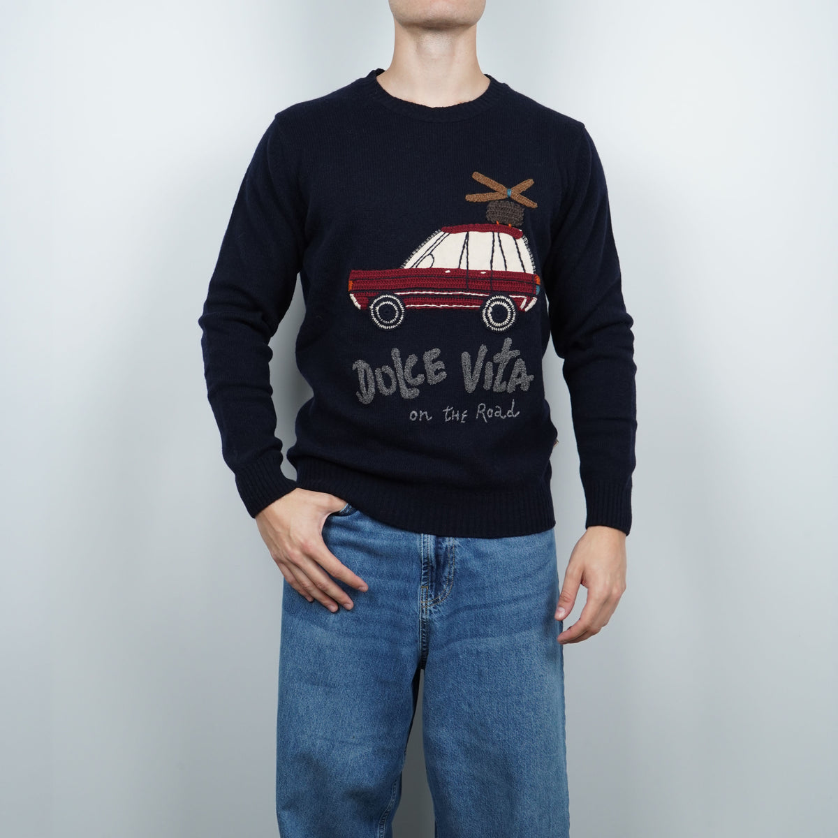 Maglione Girocollo BOB Scott R00638 Blu Navy in Misto Lana con Ricamo Auto "Dolce Vita on the Road"
