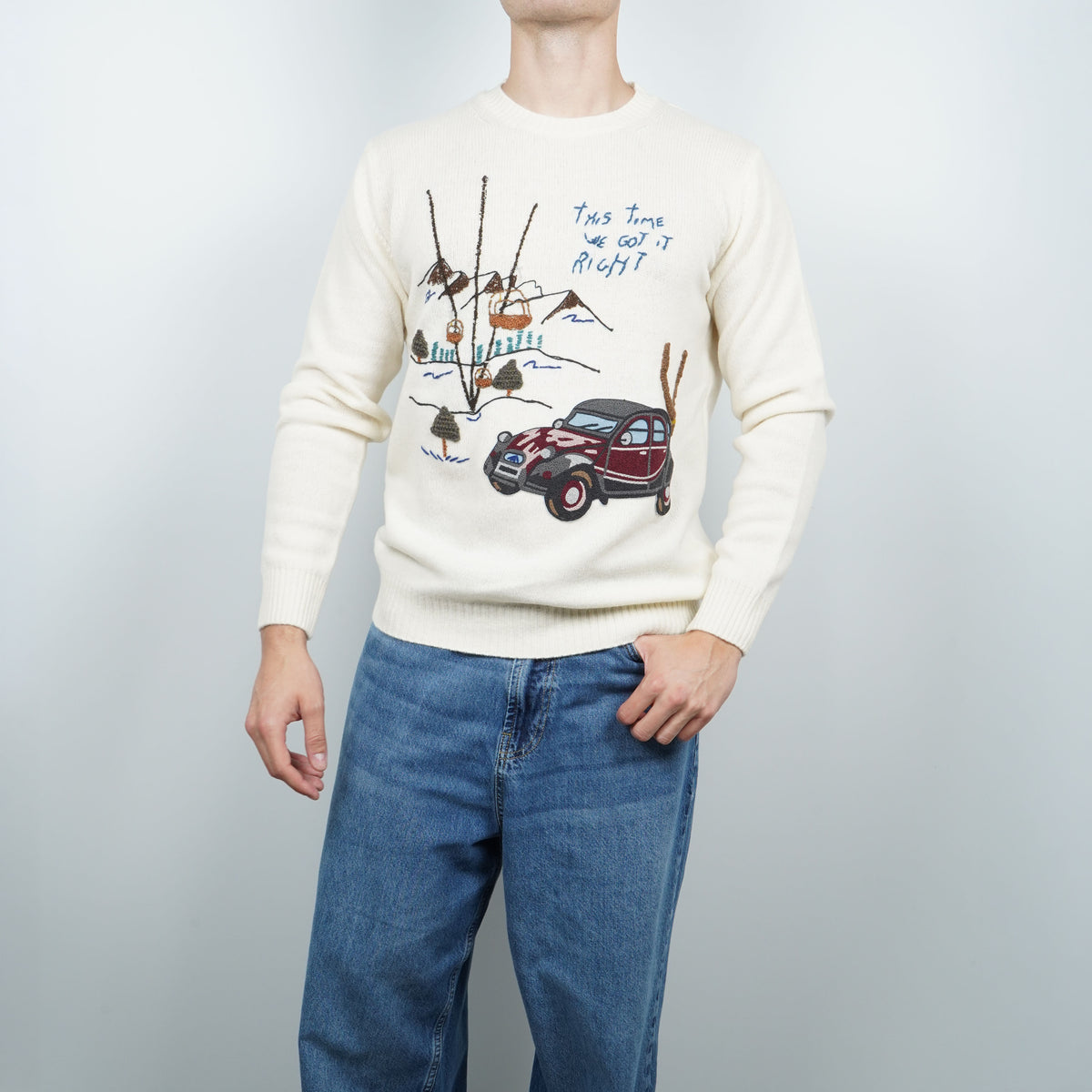 Maglione Girocollo BOB Scott R00639 Latte con Ricamo Automobile Vintage, Funivia e Paesaggio di Montagna